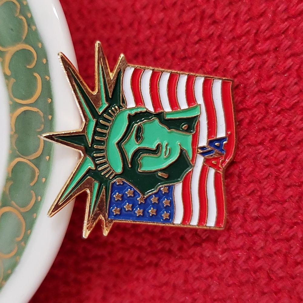 American Airlines legacy logo Statue of Liberty pinback USA flag Vintage